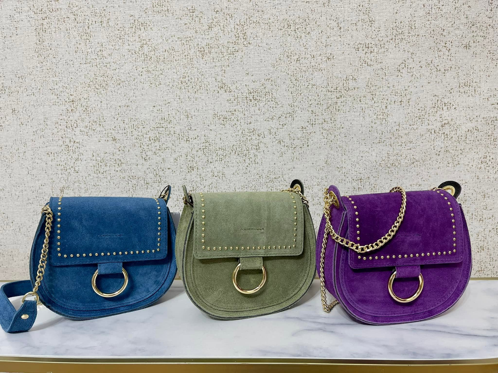 Bolsos azul, verde y violeta con cadenas doradas de Surco y Arena