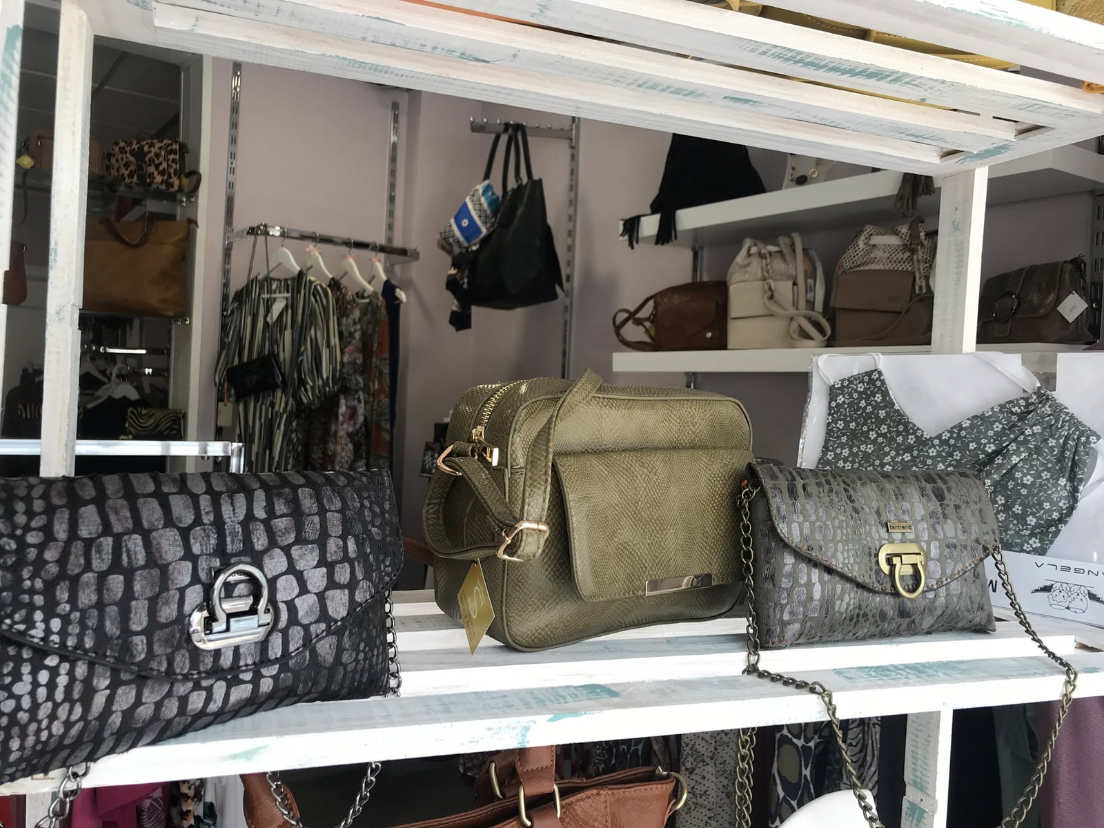 Bolsos y complementos expuestos en la tienda Surco y Arena